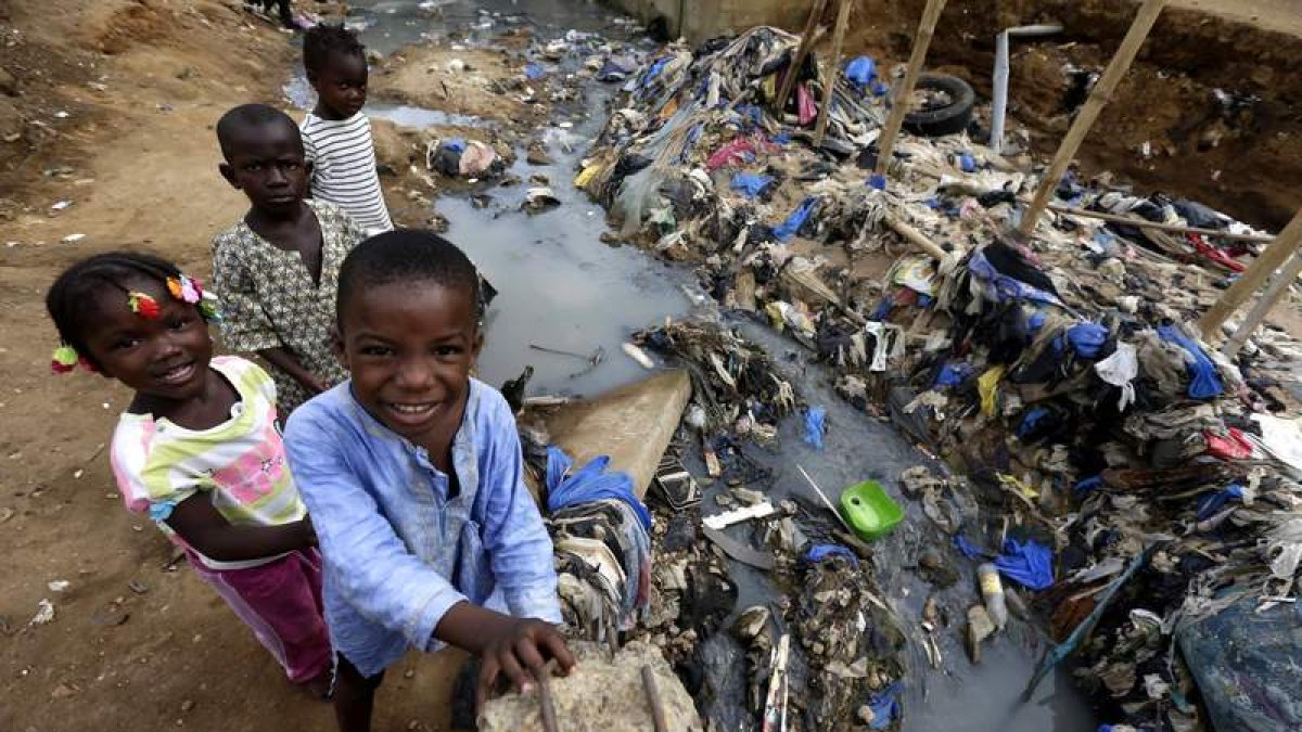 Varios niños juegan junto a un río contaminado en Azito, Abiyán (Costa de Marfil). LEGNAN KOULA