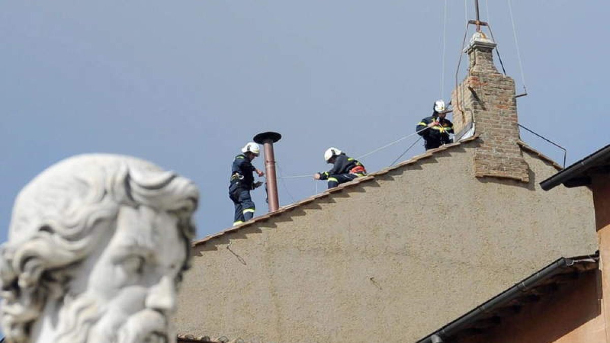 La chimenea para la ‘fumata blanca’ que anuncia el nuevo papa fue colocada ayer.