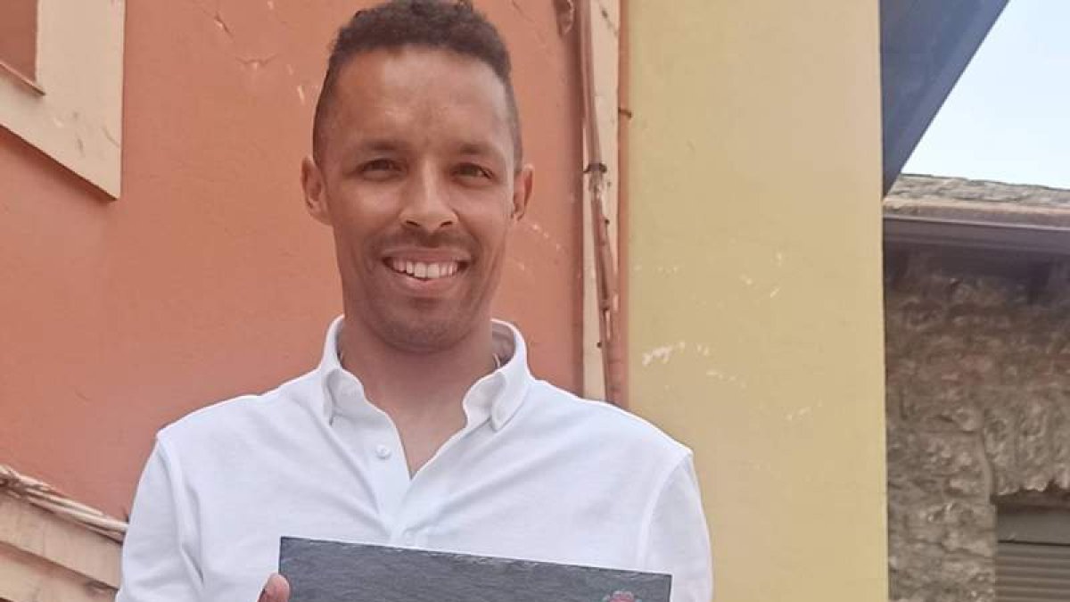 El futbolista leonés Valdo posa con la placa con la que le obsequió Villaseca. ARAUJO