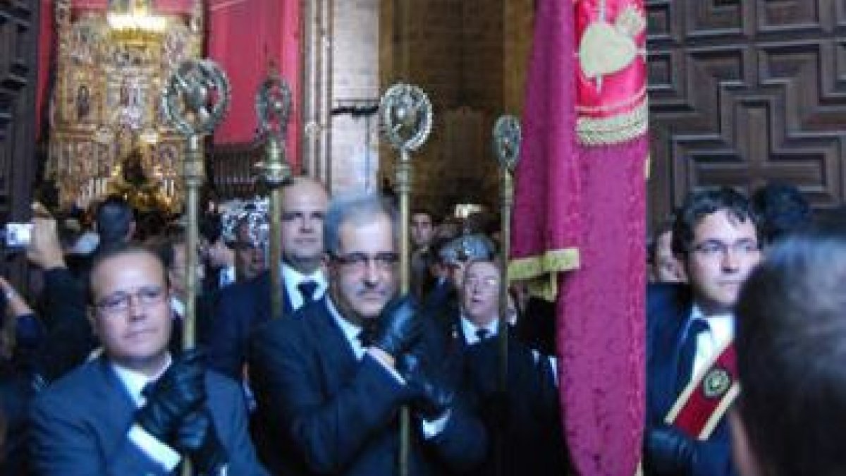 Parte de la junta de seises de Angustias a la salida de la procesión en Valladolid.