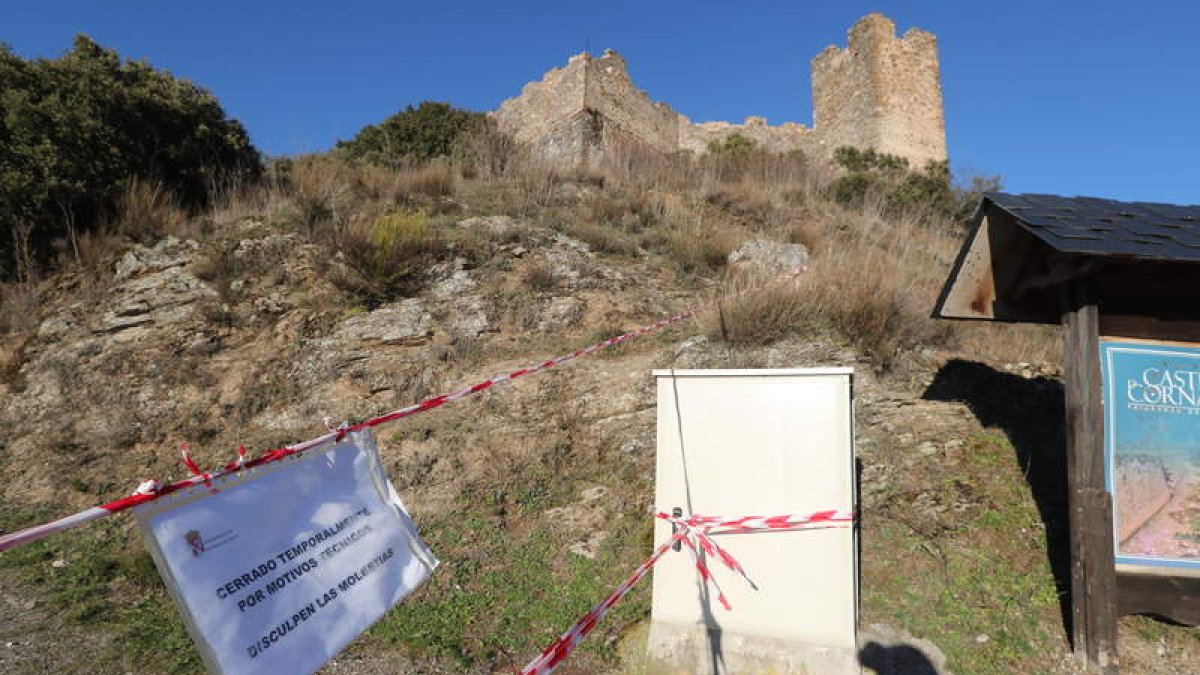 Un precinto y un cartel advertía ayer del cierre temporal del Castillo de Cornatel, en Priaranza del Bierzo. L. DE LA MATA