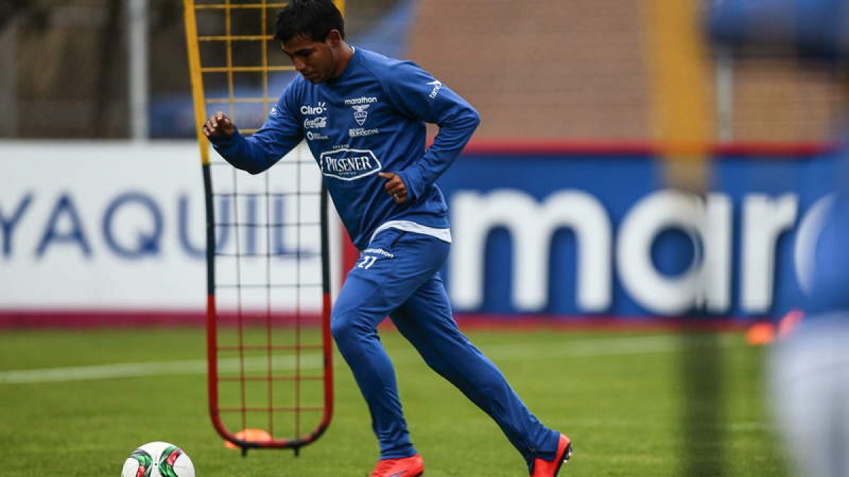 Junior Sornoza participa en un entrenamiento de la selección ecuatoriana de fútbol.