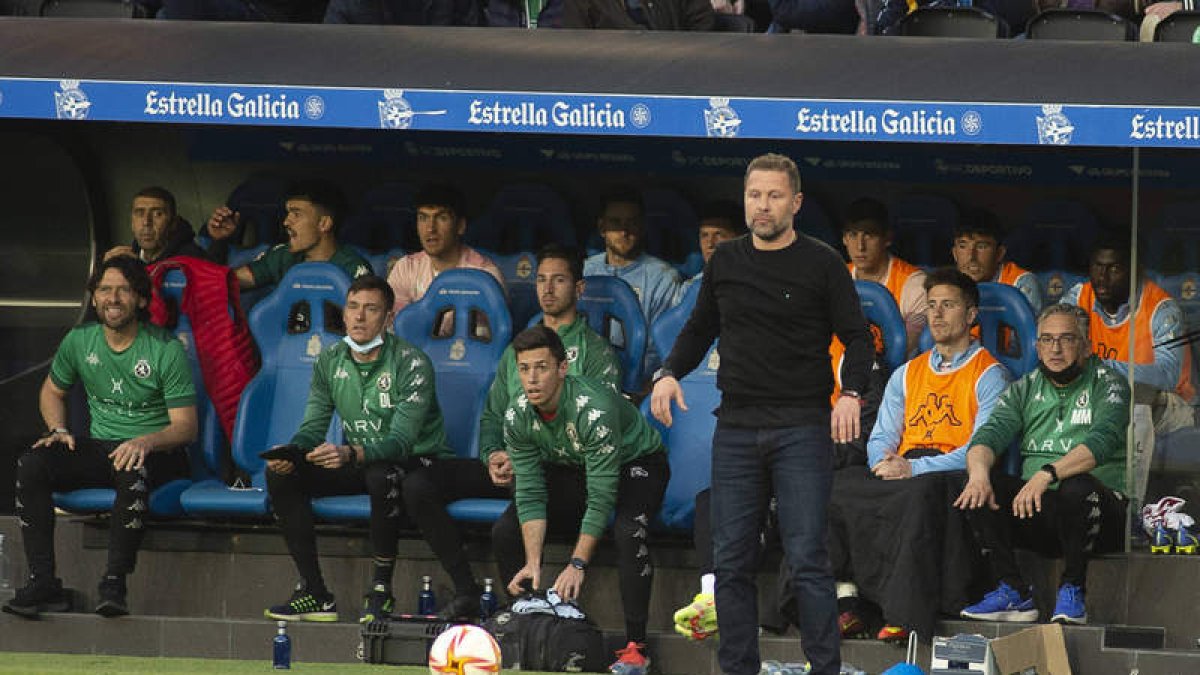 El entrenador de la Cultural Curro Torres pierde a la pareja de centrales Fidel Escobar y Fran Cruz para recibir al Calahorra. DANI OTERO (LOF)
