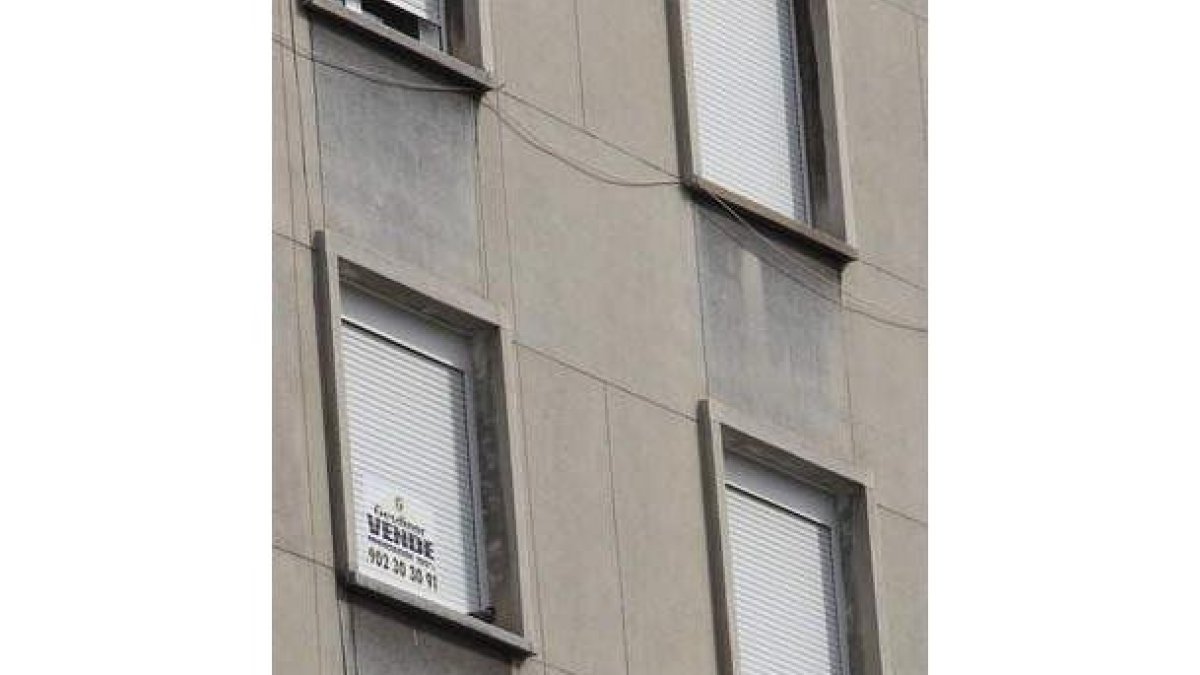 Un cartel anuncia un piso en venta en Ponferrada.
