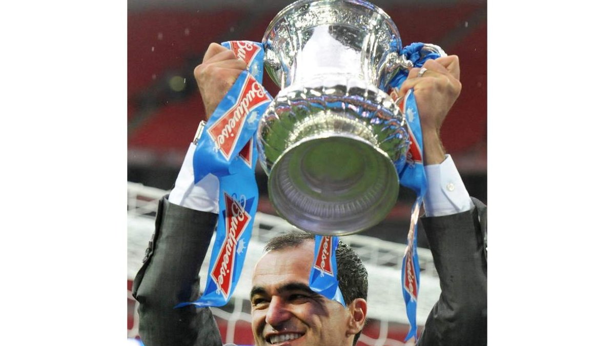 Roberto Martínez levanta la Copa tras ganar al City.