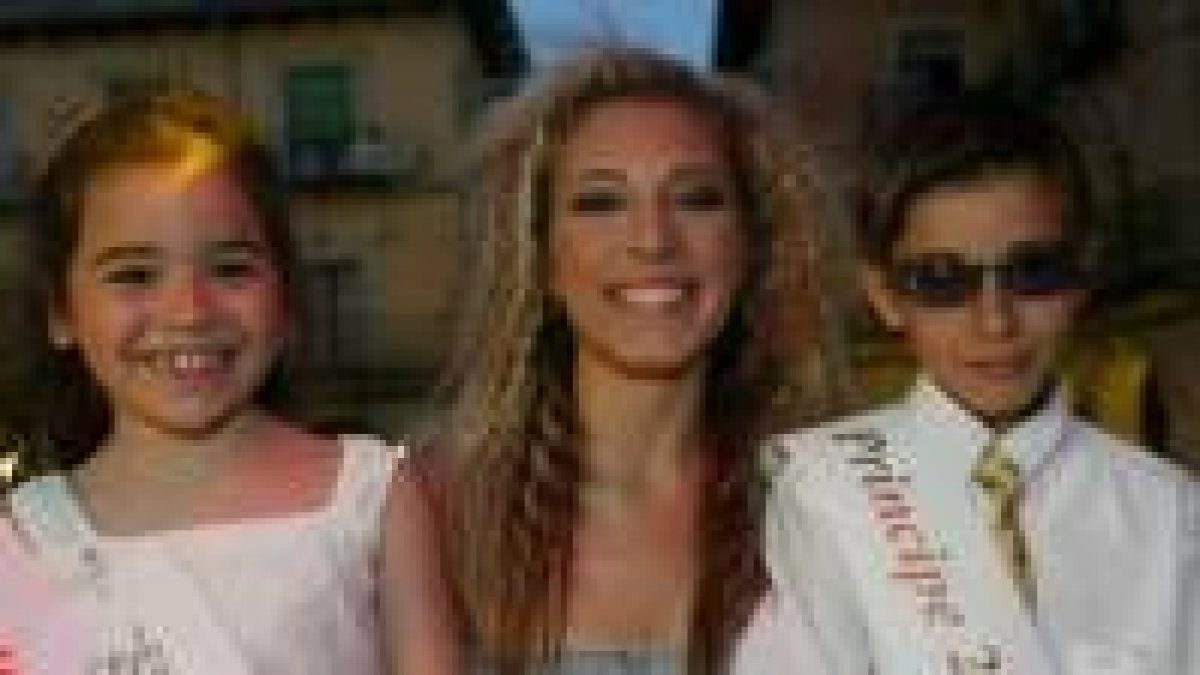 La cantante Gisela entre la princesa y el príncipe, Patricia Blanco y Alexander González