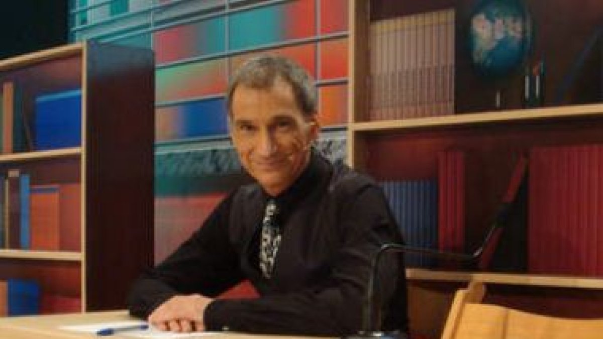 Curro Castillo, presentador del concurso -˜Pupitres-™ que emite la Siete de Castilla y León.