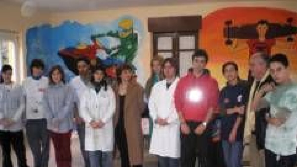 El alcalde, con los jóvenes que participaron en la decoración