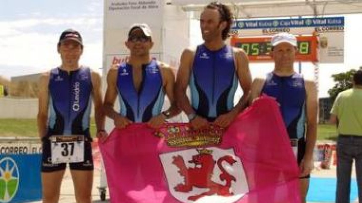 Miembros del Triatlón León durante una prueba.