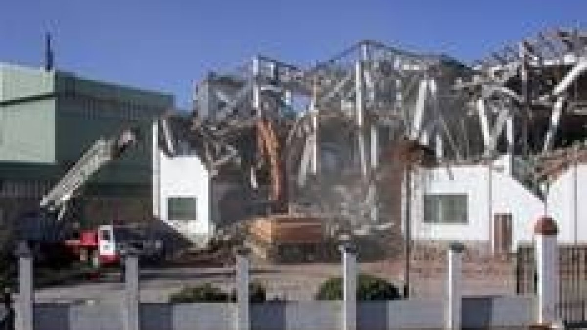 Los trabajos de demolición del edificio principal de la factoría del lúpulo han comenzado ya