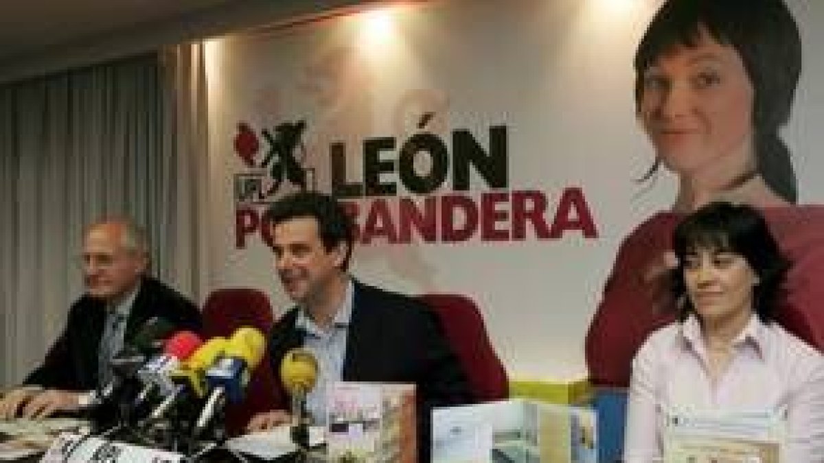 Manuel Arias, Herrero Rubinat y Rocío Mateos, durante la presentación de la publicación