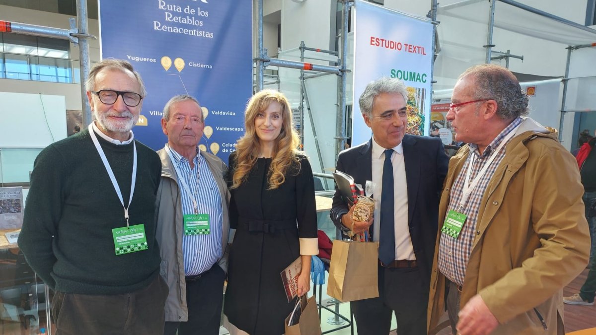 Mar Sancho, viceconsejera de Cultura, junto a los representantes leoneses. DL