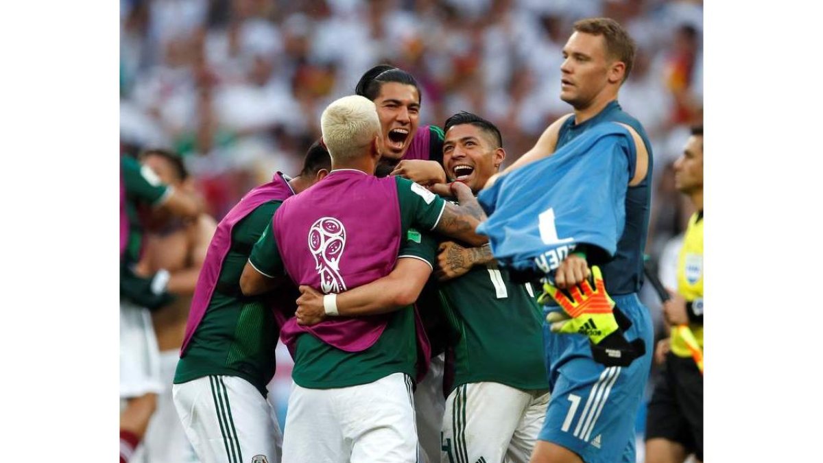 Los jugadores mexicanos celebran su victoria ante el portero alemán Manuel Neuer. ALBERTO ESTÉVEZ