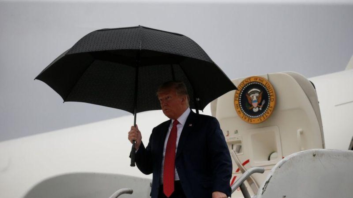 Trump baja del Air Force One.