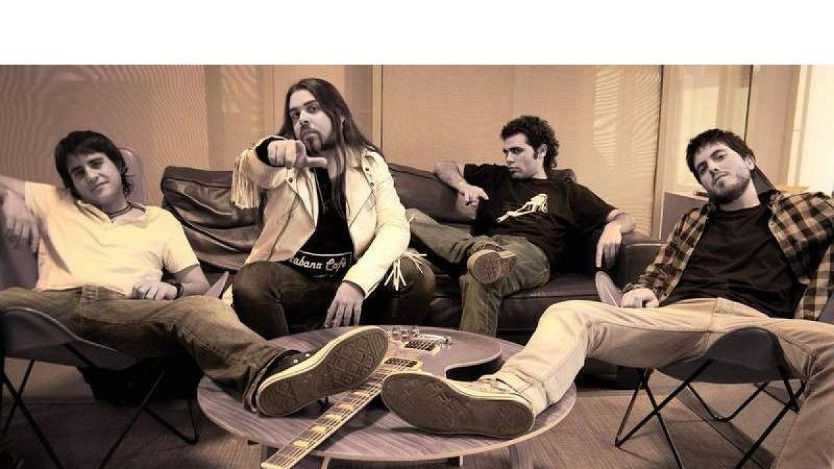 Los componentes de A Media Tea y A Pelo y Tú, que ofrecen conciertos-tributo a Platero pero también temas propios.