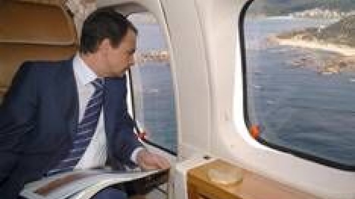 Zapatero mira el paisaje desde un helicóptero durante una de sus visitas por España