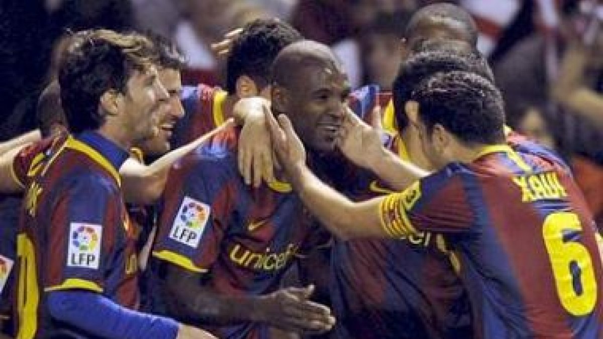 Abidal es felicitado por sus compañeros tras conseguir el gol que clasifica al Barça para cuartos.