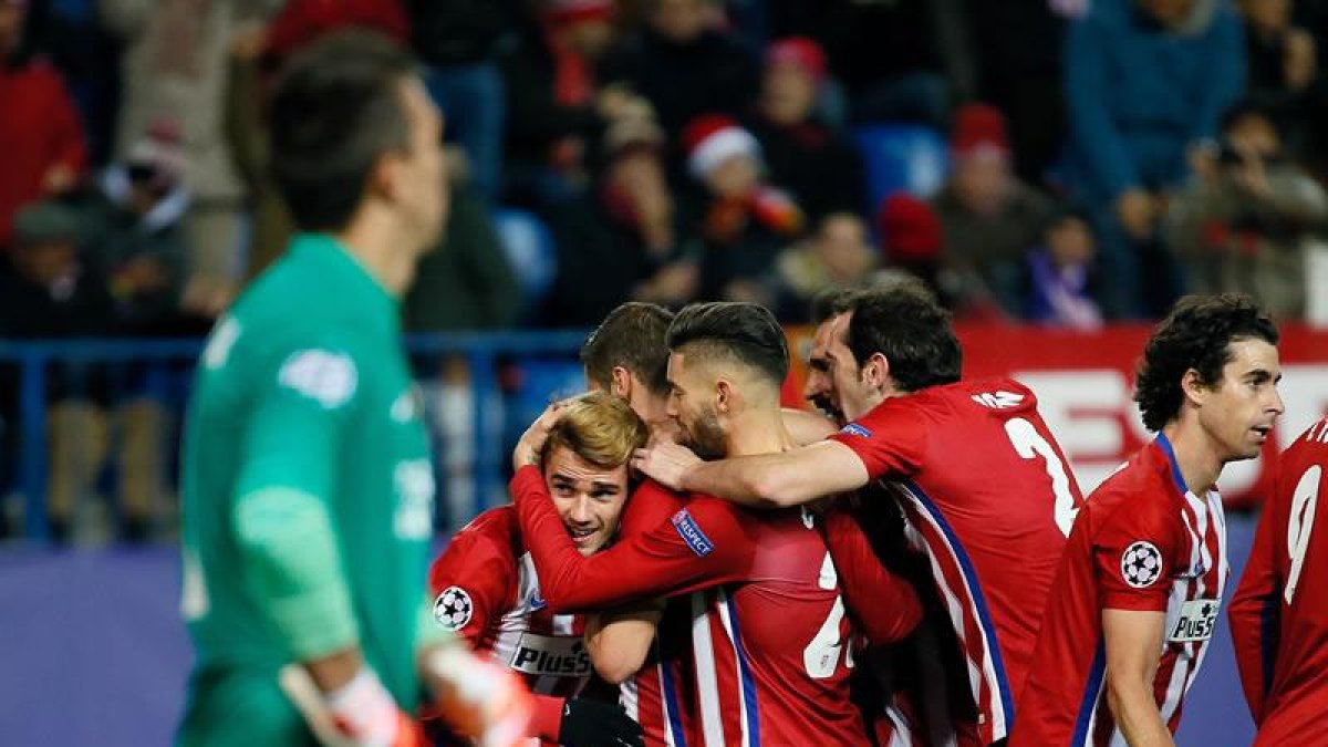 Griezmann es fecliitado por sus compañeros tras el 2-0.