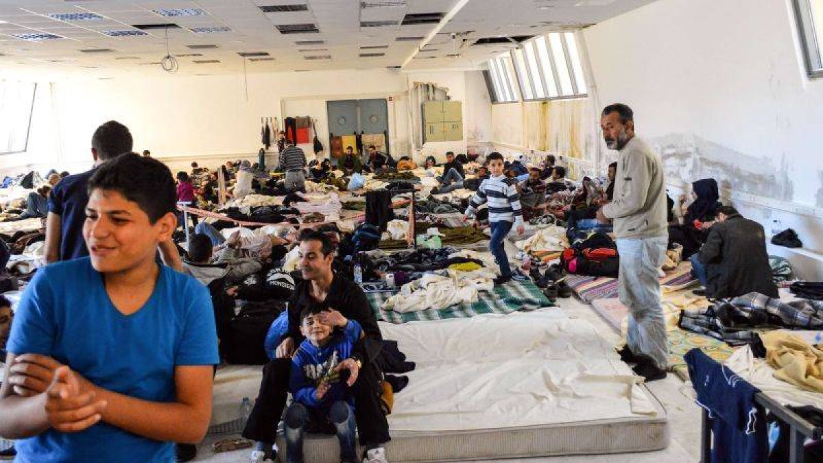 Un grupo de inmigrantes, la mayoría refugiados sirios, en un pabellón deportivo en la isla de Creta.