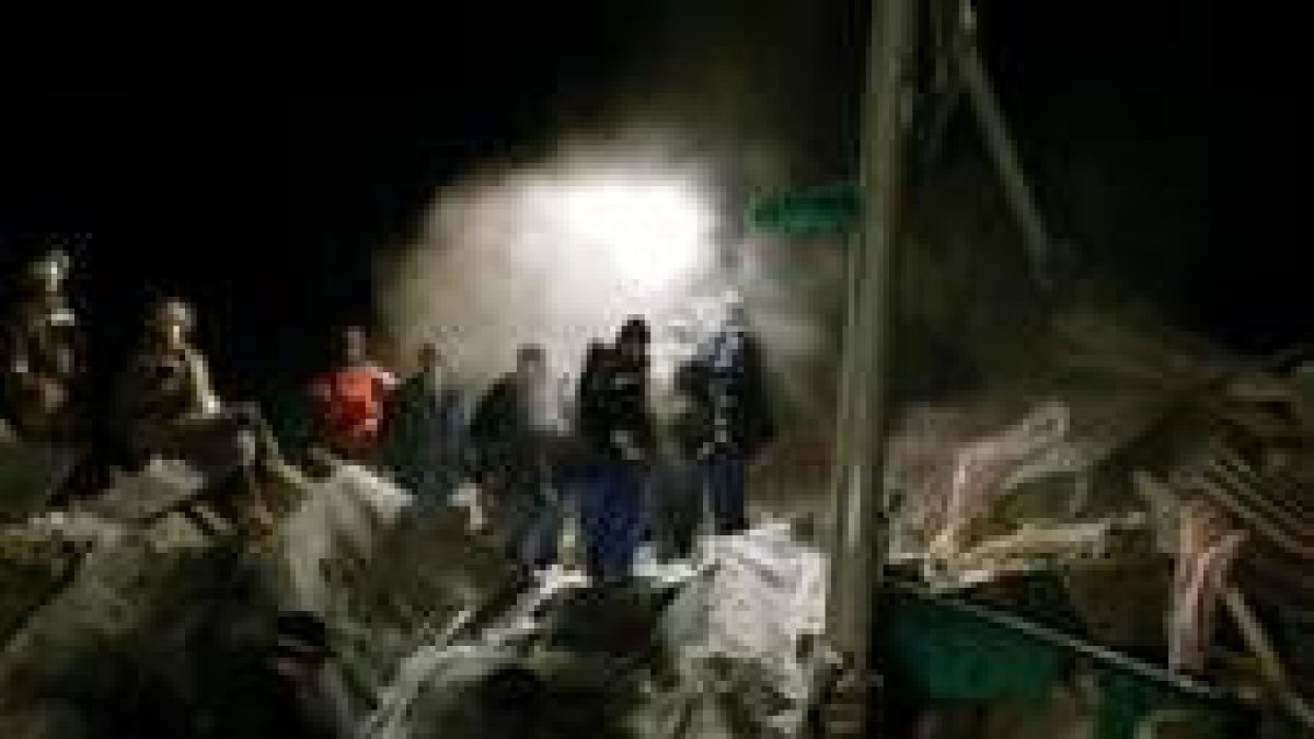 Los equipos de rescate buscan entre los escombros a las personas enterradas por el derrumbe