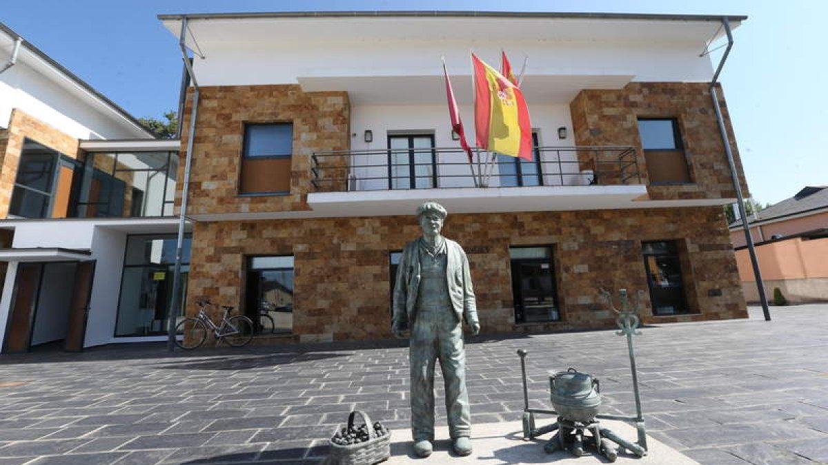 Exterior de la casa consistorial de Carracedelo, en una imagen de archivo. ANA F. BARREDO