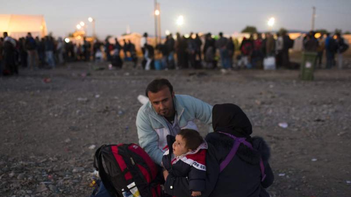 Refugiados esperan a un tren entre Grecia y Macedonia.