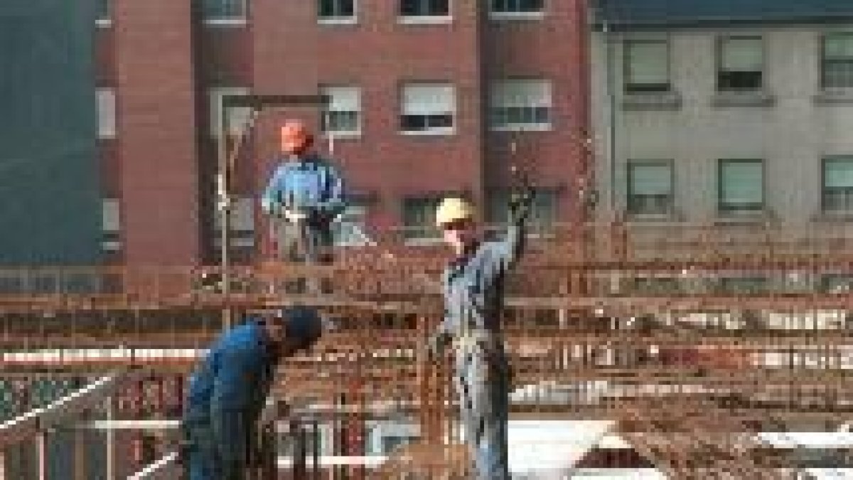 Algunos trabajadores preparan el forjado de un edificio en construcción