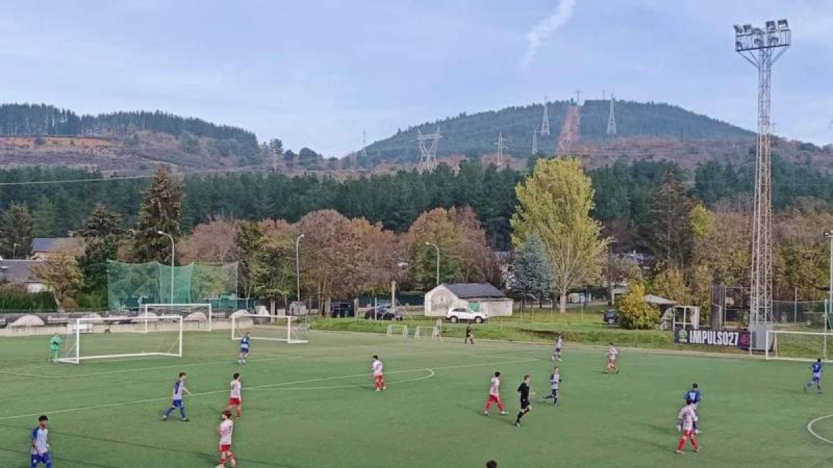 Las instalaciones de Compostilla Vicente del Bosque acogieron el duelo provincial Ponferradina-Puente Castro. DL