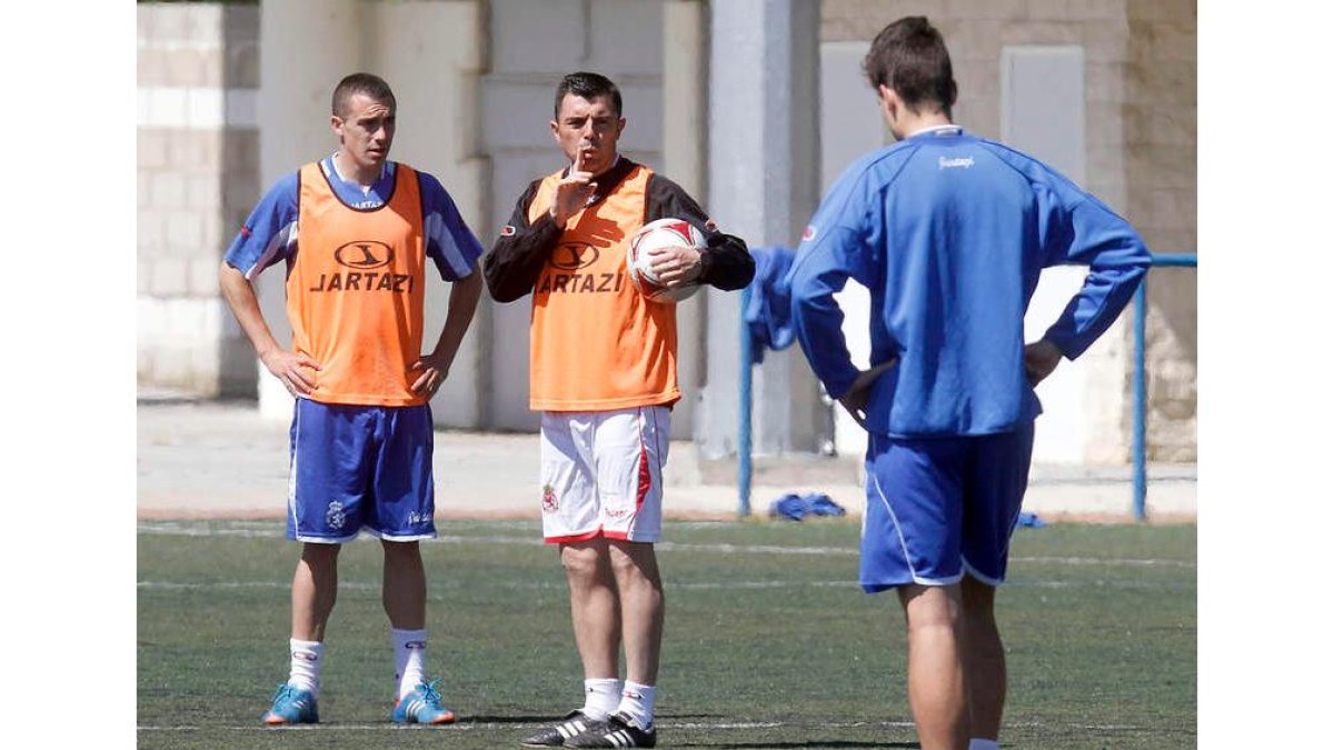 Cembranos no quiere confianzas en el equipo y menos cuando se juegan la clasificación.