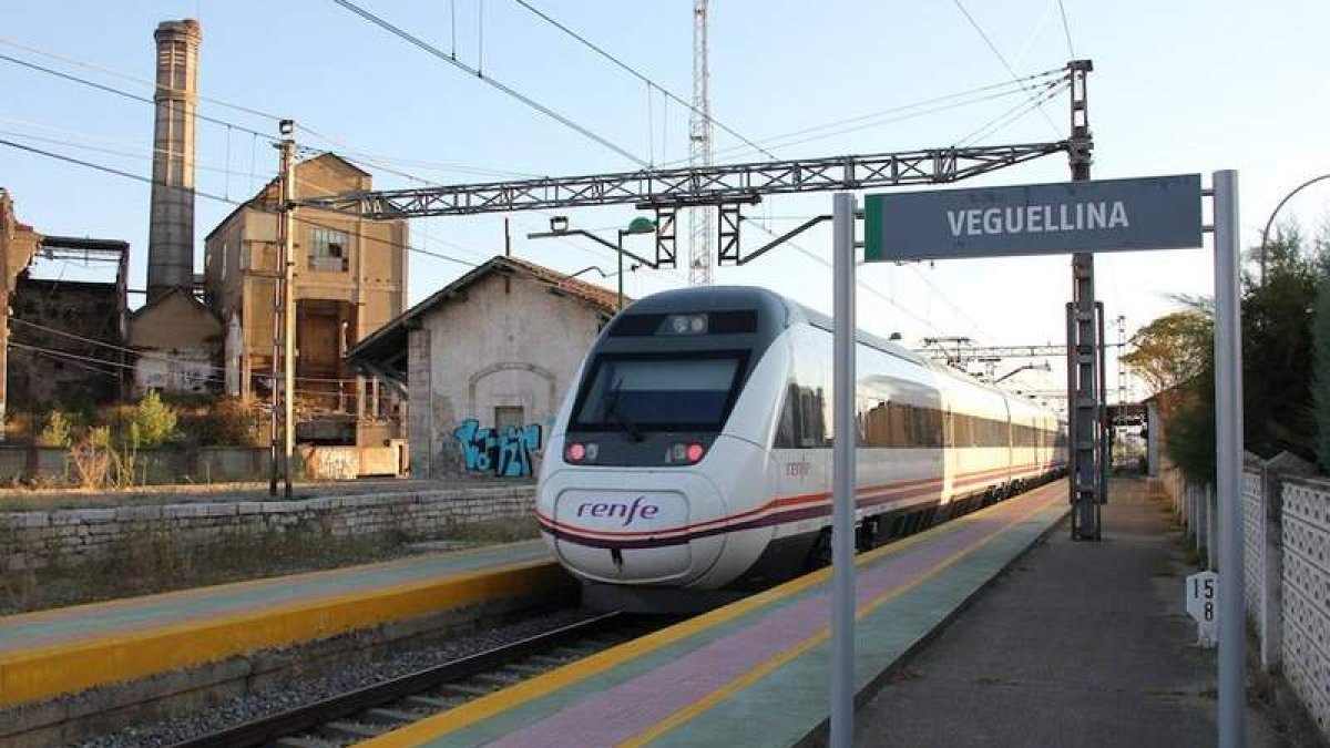 La estación de Veguellina está situada en el centro del casco urbano de la localidad.