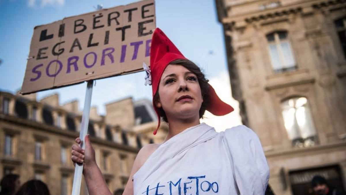 Una joven enarbola en 2017 el hastag del #MeToo, que ha tenido repercusión en todo el mundo. CHRISTOPHE PETIT TESSON