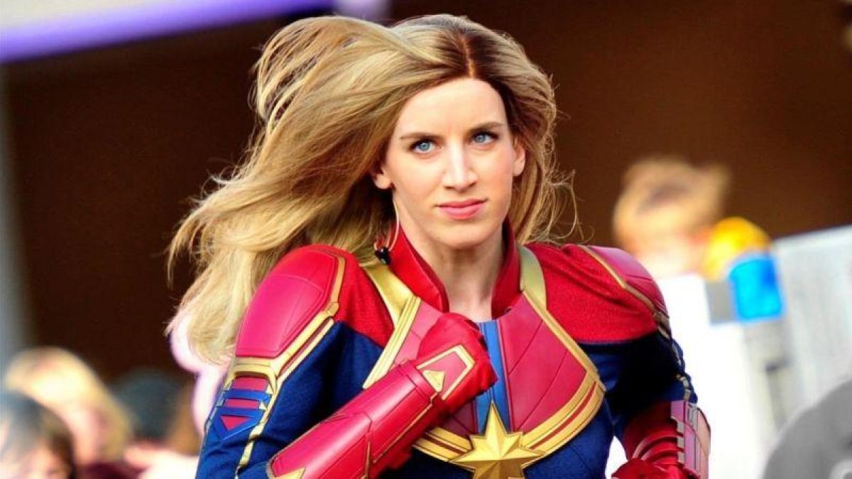 La Capitana Marvel, trabajando en Disneyland París.