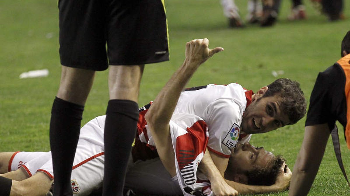 Raúl Tamudo celebra su gol ante el Granada, único del partido, con Trashorras.