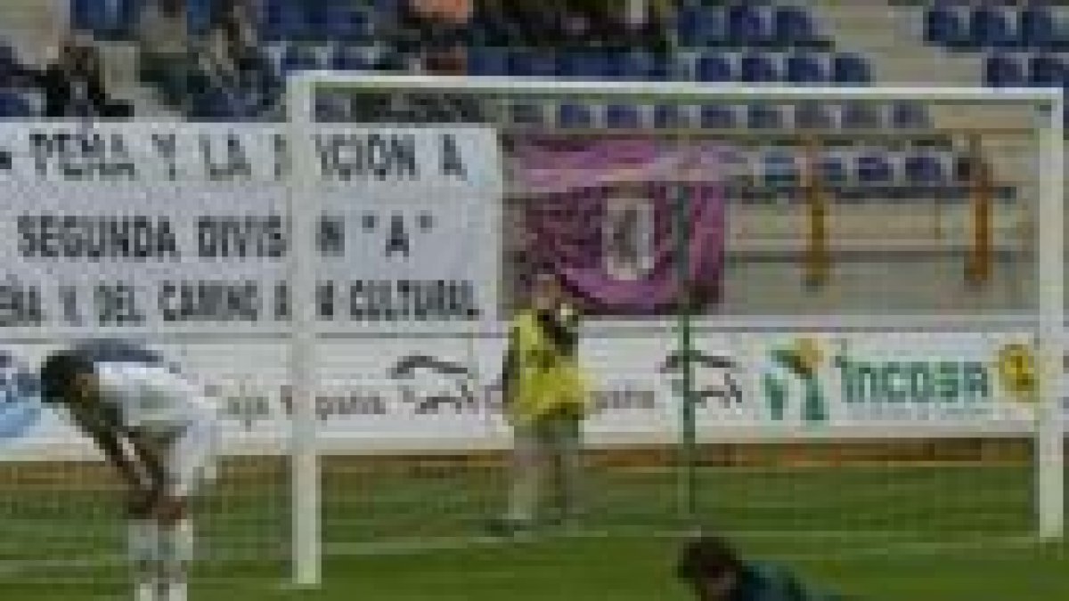 Villafañe sonríe con el portero Ramón cuando el árbitro pitó penalti