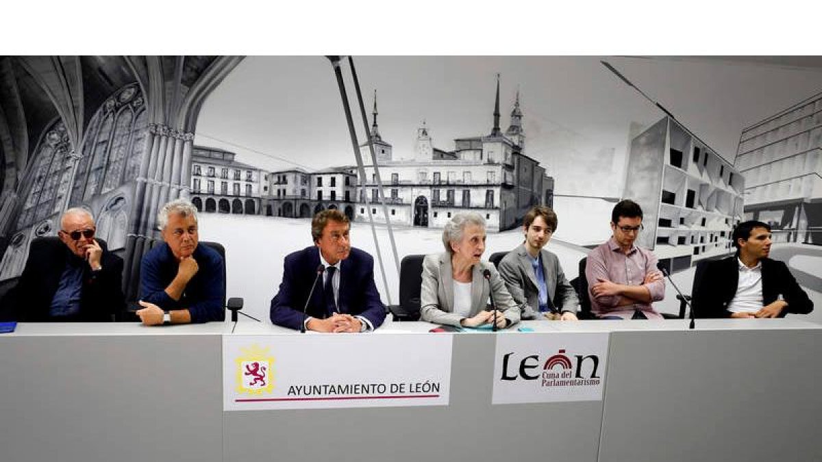 Imagen  de acto de presentación del curso, con la directora de la fundación, Margarita Morais, en el centro. MARCIANO PÉREZ