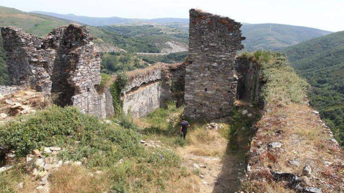 La colina de la fortaleza, vista desde la N-VI.