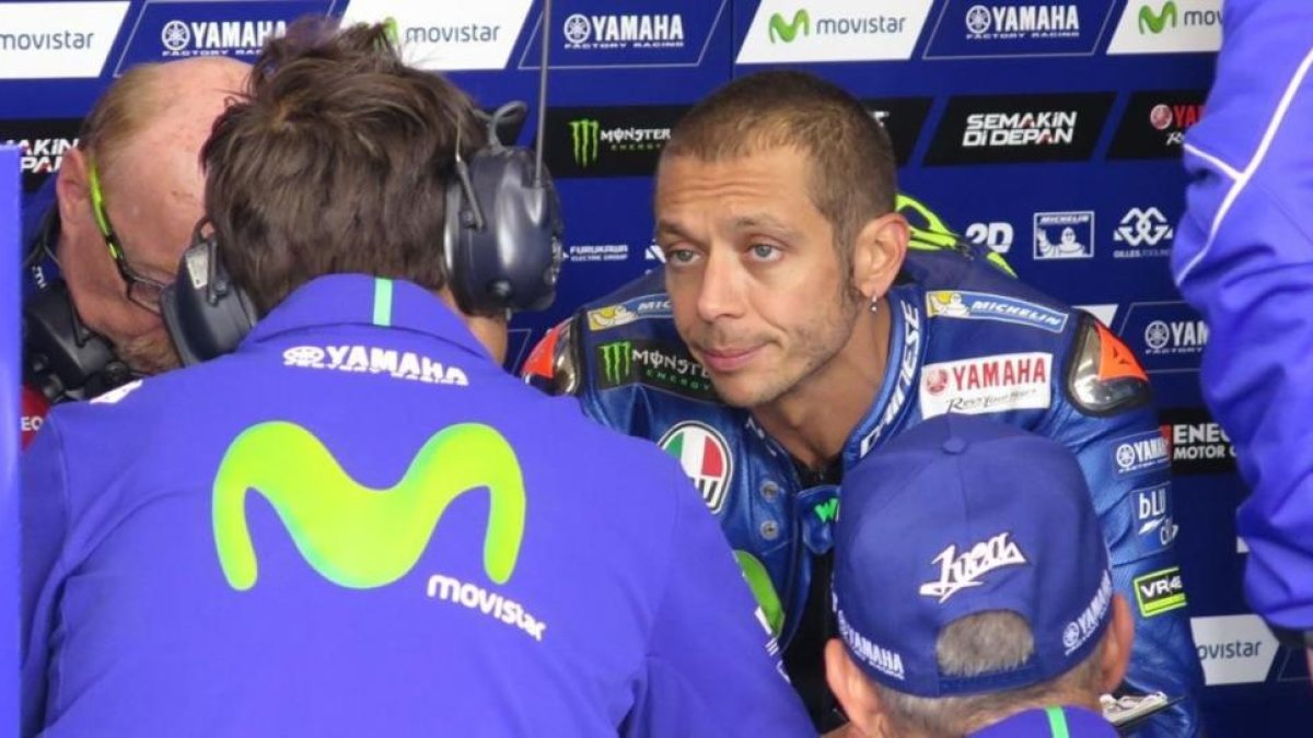 Valentino Rossi habla con sus técnicos, en el GP de Austria