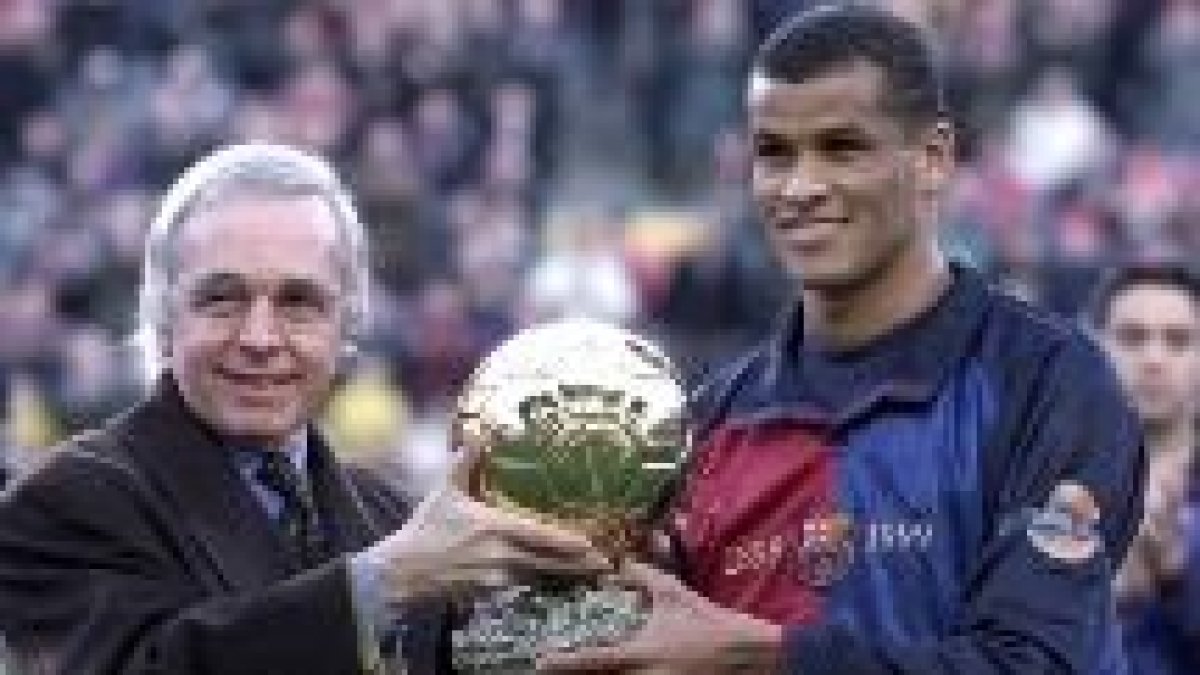 Rivaldo recibe el Balón de Oro en una instantánea de archivo de 1999