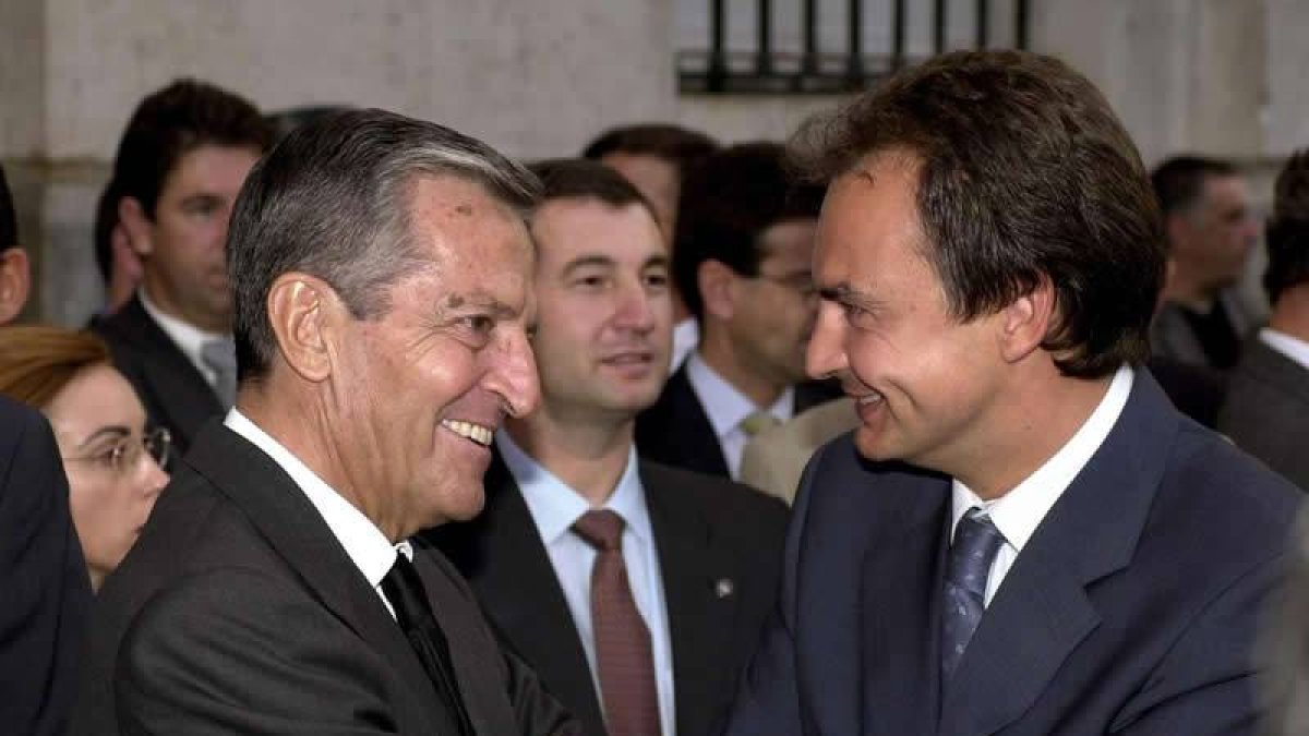 Zapatero conversando con Adolfo Suárez.