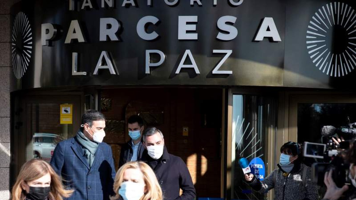 El presidente del Gobierno saliendo el tanatorio. LUCA PIERGIOVANNI