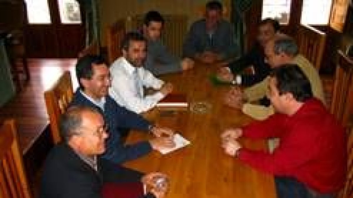 Los políticos y los empresarios bañezanos posaron para la prensa antes de empezar la reunión
