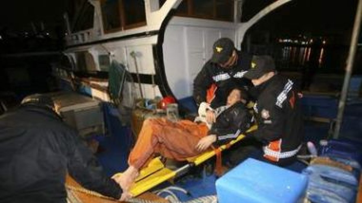 Un habitante de la isla llega al puerto de Incheon, Corea del Sur, tras ser evacuado.