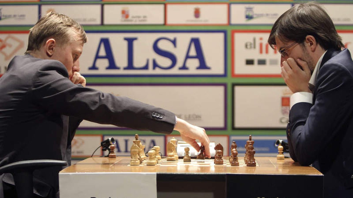 Ponomáriov se dispone a realizar un movimiento ante un pensativo Vachier-Lagrave, a la postre vencedor de la semifinal.