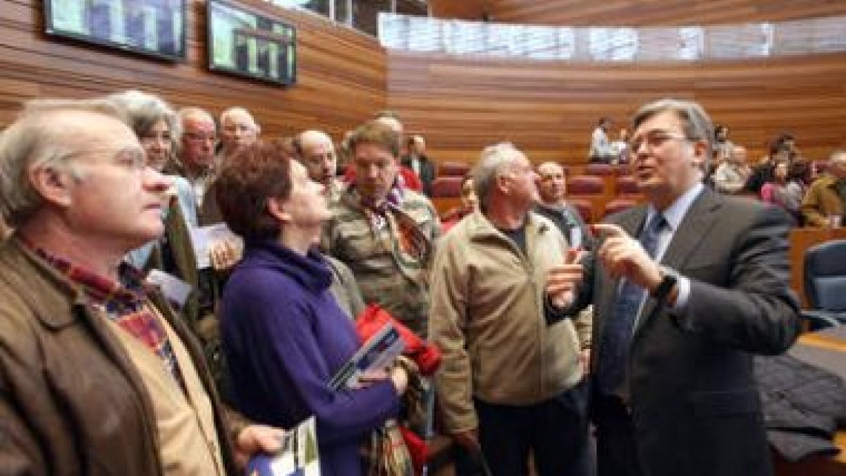 Fernández Santiago explica las características del hemiciclo en las jornadas de puertas abiertas