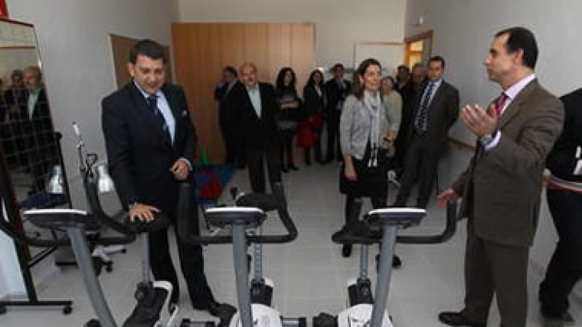 Riesco y Antón, en el gimnasio del nuevo centro de día de Flores del Sil.