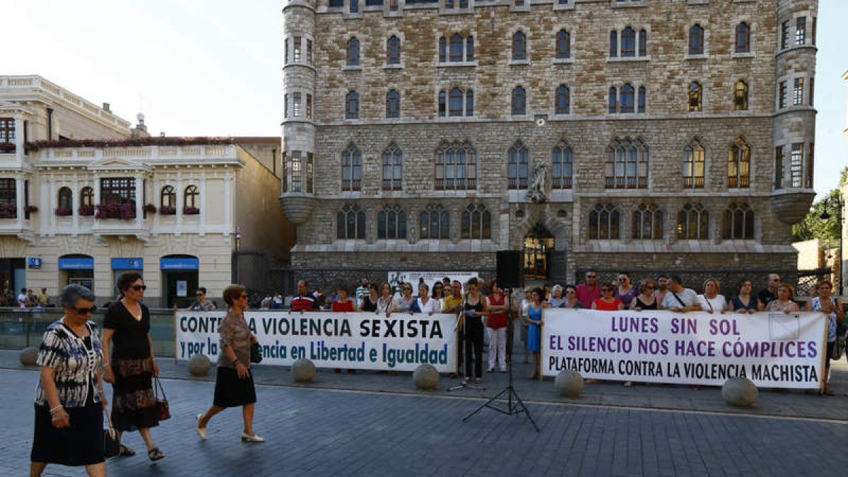 Miembros de los Lunes sin Sol, ayer ante el edificio de Botines.