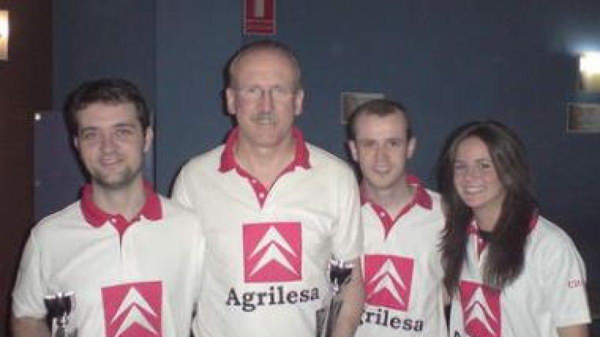 Alberto y Moncho, del León Bowling, posando con sus trofeos ganados