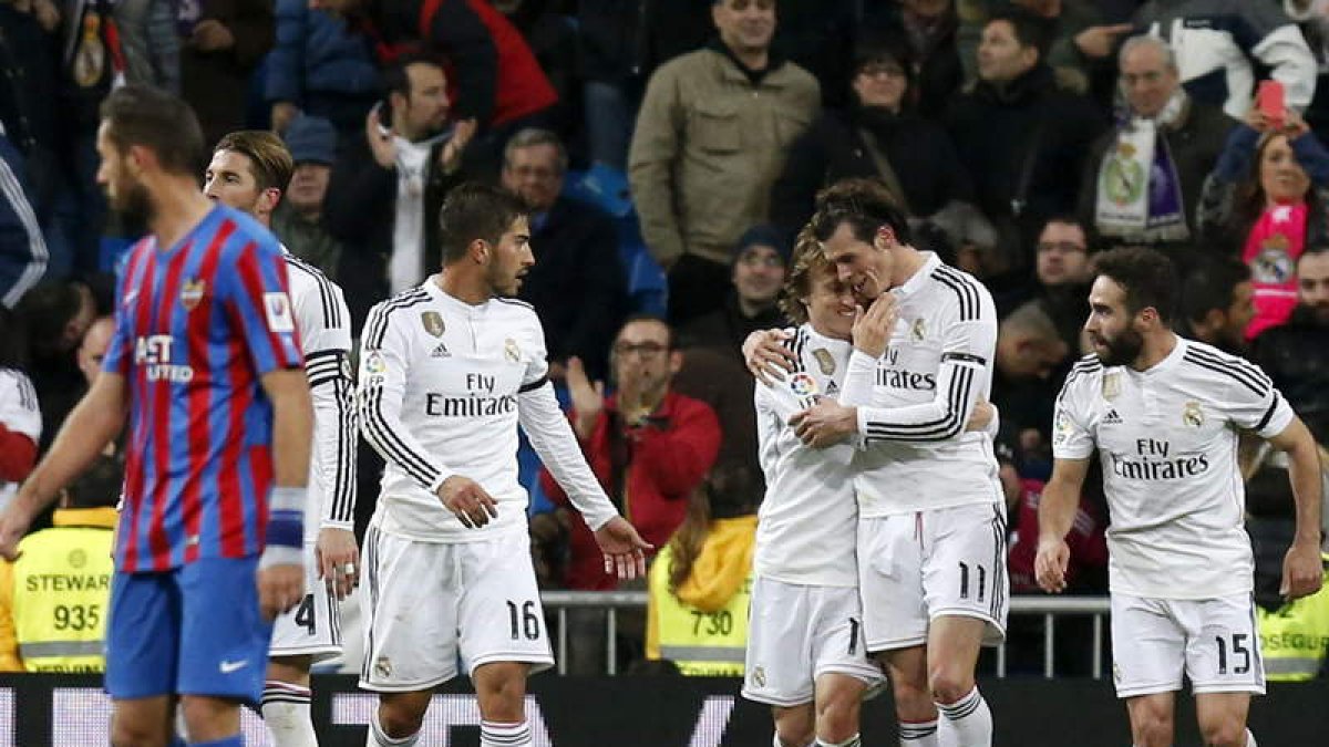 Gareth Bale celebra con sus compañeros el segundo gol que le marcó ayer al Levante.
