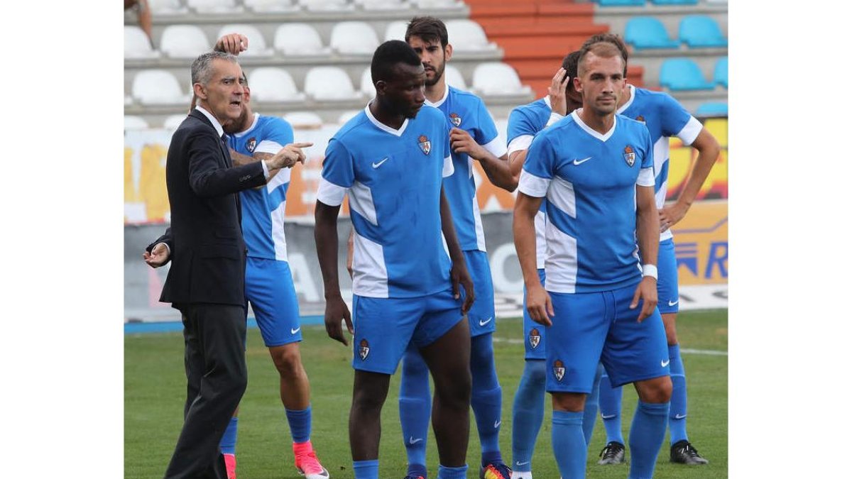 El entrenador deportivista podría dar entrada en el equipo inicial a Ríos Reina. L. DE LA MATA