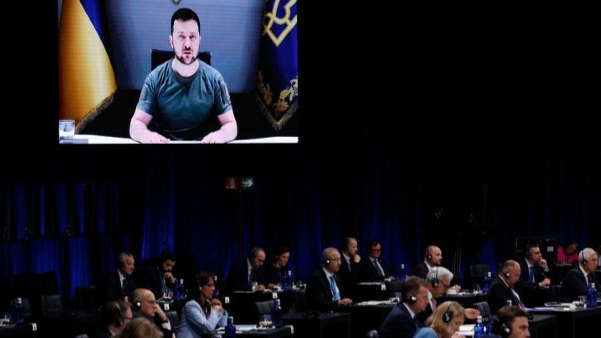 El presidente de Ucrania, Volodímir Zelenski, interviene por videoconferencia en la primera jornada de la cumbre de la Otan que se celebra este miércoles en el recinto de Ifema, en Madrid. JUAN CARLOS HIDALGO